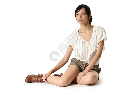 亚洲风格的独身女人坐在地上完全被白色隔图片