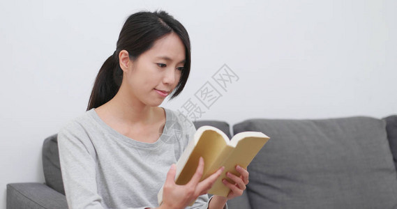 在家看书的女人图片
