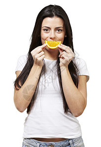 女人有橙色切片作为笑图片