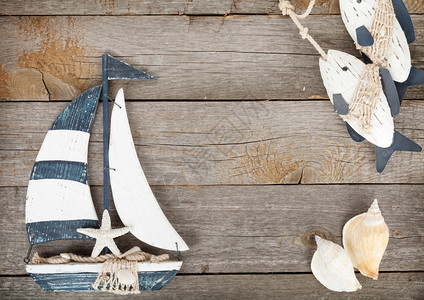 玩具帆船和带贝壳的鱼木本图片