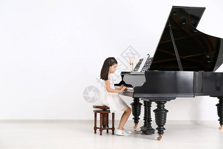 小女孩在家里弹钢琴小姑娘图片