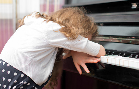 学习钢琴的孩图片