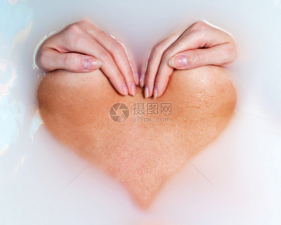 沐浴中女人乳房的心形图片