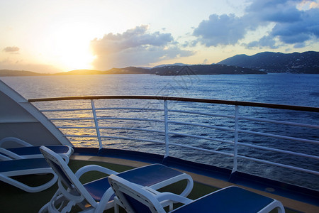 从游轮的阳台上看太阳落山在加勒图片