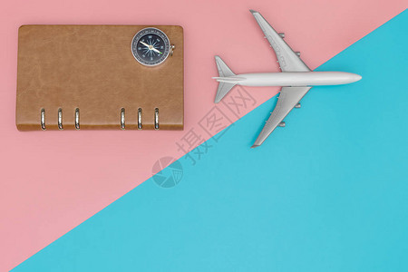 旅行博客关于蓝粉和红色概念的飞机和皮图片