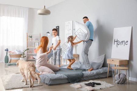 幸福的家庭在家卧室图片