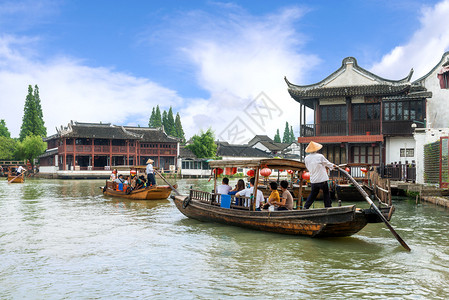 上海朱甲岛水城运河传统旅游船中图片