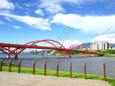 拱桥和河岸图片