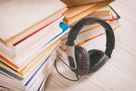 耳机和纸本听音频书的概念背景图片