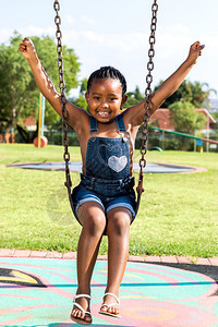 可爱的小非洲儿童在公园摇图片