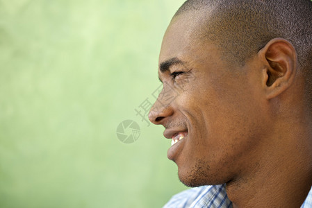 快乐的非洲年轻美国人的肖像图片