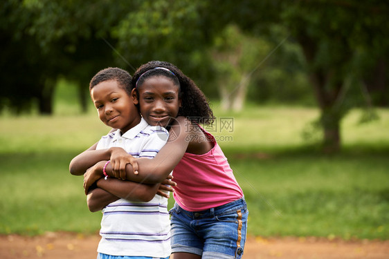 人们爱上了在城市公园拥抱的快乐黑人图片