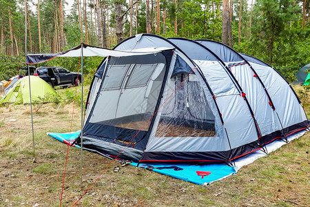 户外露营帐篷设备和烹饪露营地的自然景观一个大帐篷矗立在背景图片