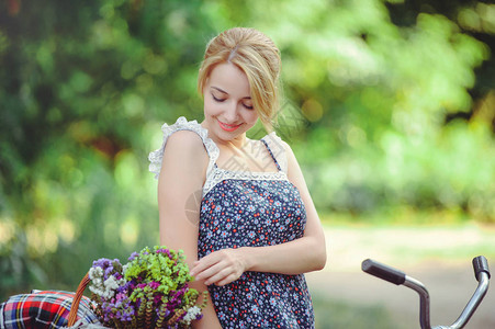 一个健康的女人美丽夏天模型女孩与鲜艳的花朵快乐森林风格图片