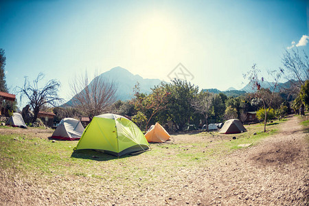 在山上露营对美丽的山帐篷山村的游客前往风图片