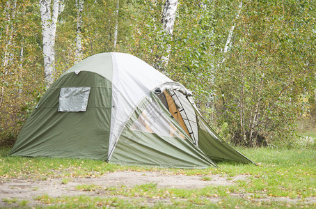 在森林背景的帐篷露营地图片