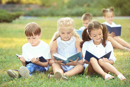 可爱的小孩在公园看书图片