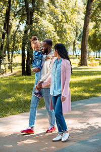African美国父母和女儿一图片