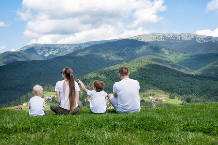 家庭节日父母和两个儿子仰慕山上风景背面图片