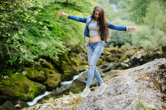 妇女在山区河生态旅游中旅行女穿牛图片