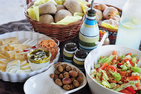 一个健康完整的地中海式早餐在一家图片