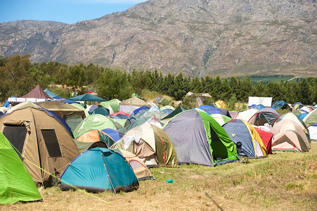 在大自然的草地上带帐篷的露营地图片