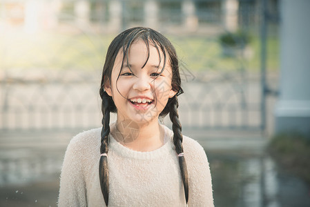 美丽的亚洲女孩对雨水很满意有图片