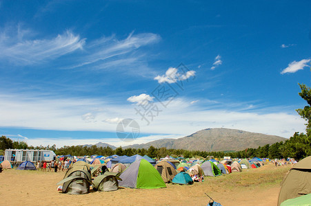 户外活动许多野营帐篷其图片