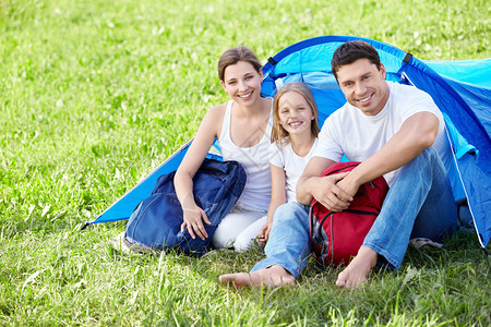 一个带着孩子和帐篷的年轻家庭图片