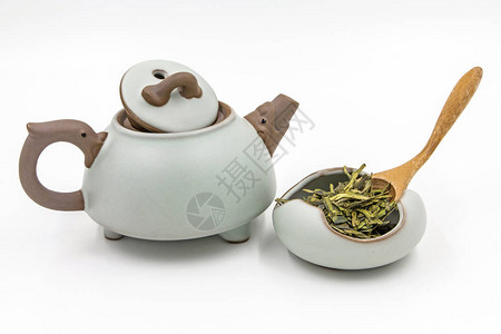 龙井龙井绿茶与小陶罐和木图片