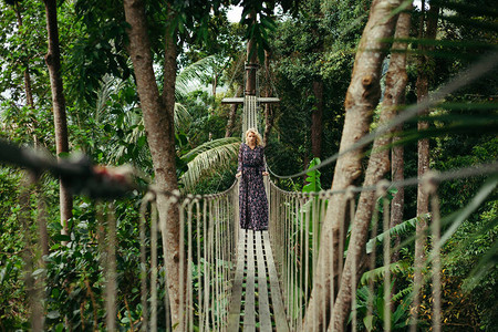 身着衣服的有吸引力的严重妇女站在丛林图片