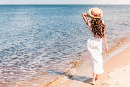 穿着草帽和白裙子的女人在海正版立即下载照片  |美女舞者唯美舞姿