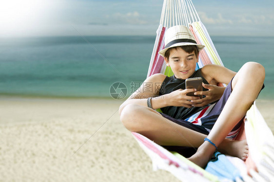 儿童躺在沙滩夏天和假图片
