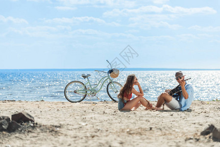 帅的男人为女友弹吉他然后用自行车图片
