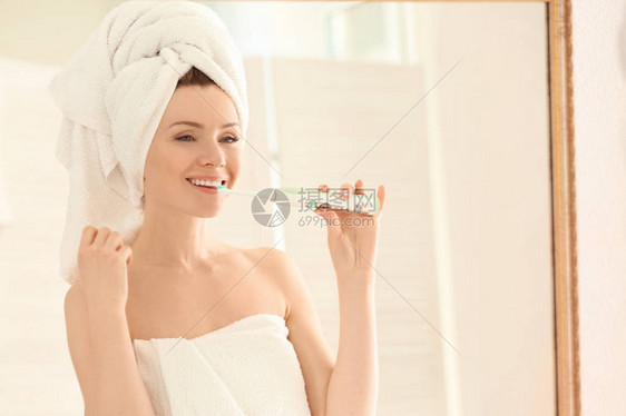 美丽的女人早上在家刷牙图片