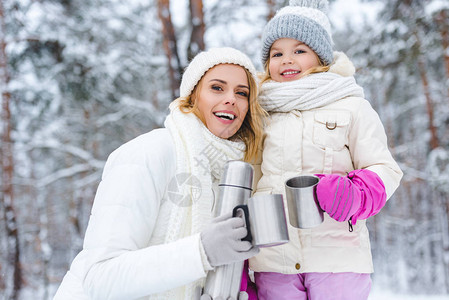 家庭肖像热水杯里有热茶看着冬季森图片