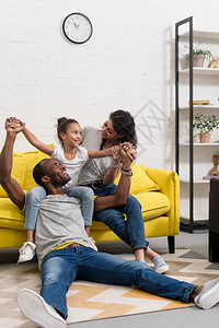 幸福的非裔美国人家庭在家里共度时光图片