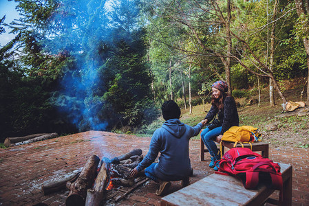 一对夫妇旅行的照片自然在山丘上放轻松的假期图片