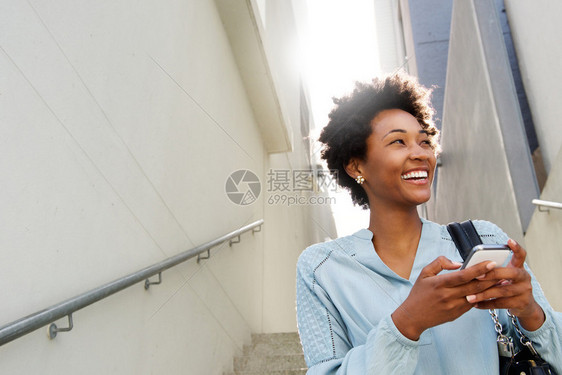 年轻黑人女子的近距离肖像图片