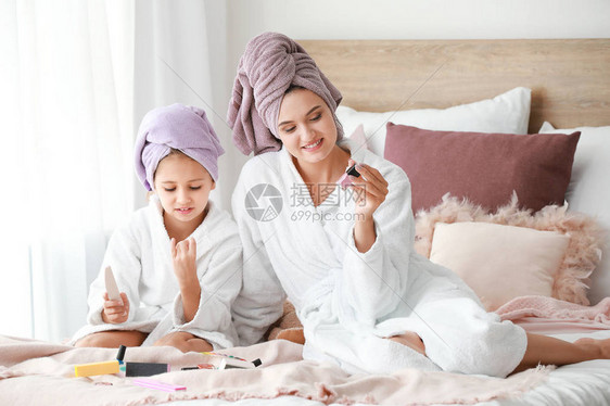 在卧室修指甲的浴袍里母亲和图片
