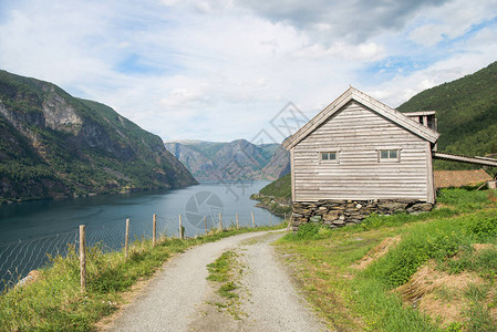 挪威FlamAurlandsfjord大山的农图片