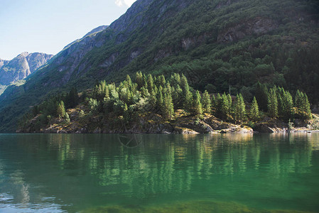 挪威NeirofjordNeirofjordGudvangen湖和山丘的图片