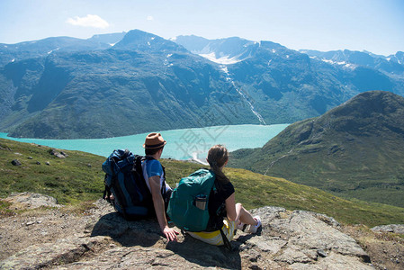 在挪威Jotunheimen公园的Gjende湖边的Besseggen山脊图片