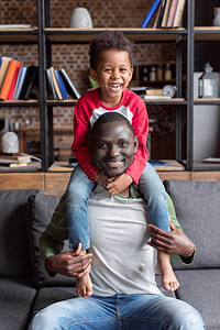带着微笑的非洲父亲和儿子图片