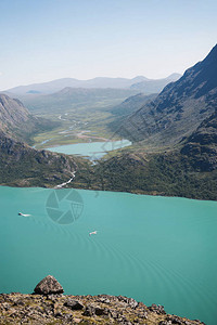 挪威约顿海宁公园Gjende湖上空Besseggen山图片