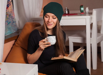 在咖啡馆看书和喝茶的女人图片