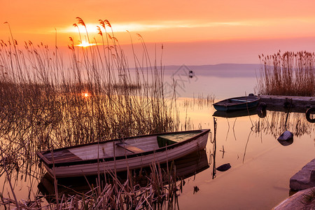 日落在Balaton湖上在匈图片