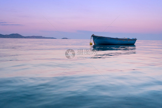 希腊Zakynthos岛海水上孤单的希图片