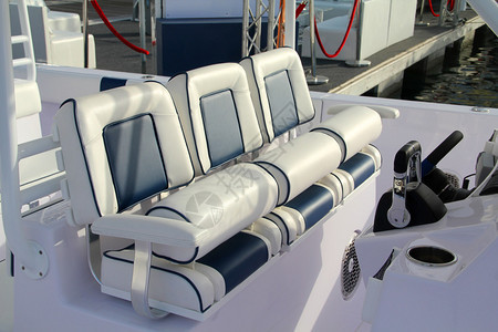游艇的内部座椅图片