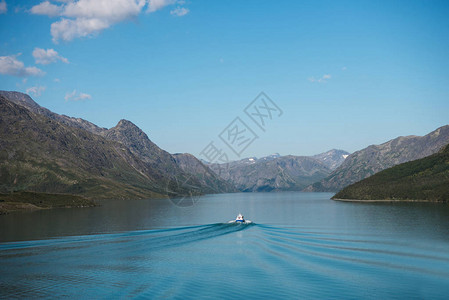 在挪威约顿海宁公园Besseggen山脊Gjende湖的平图片